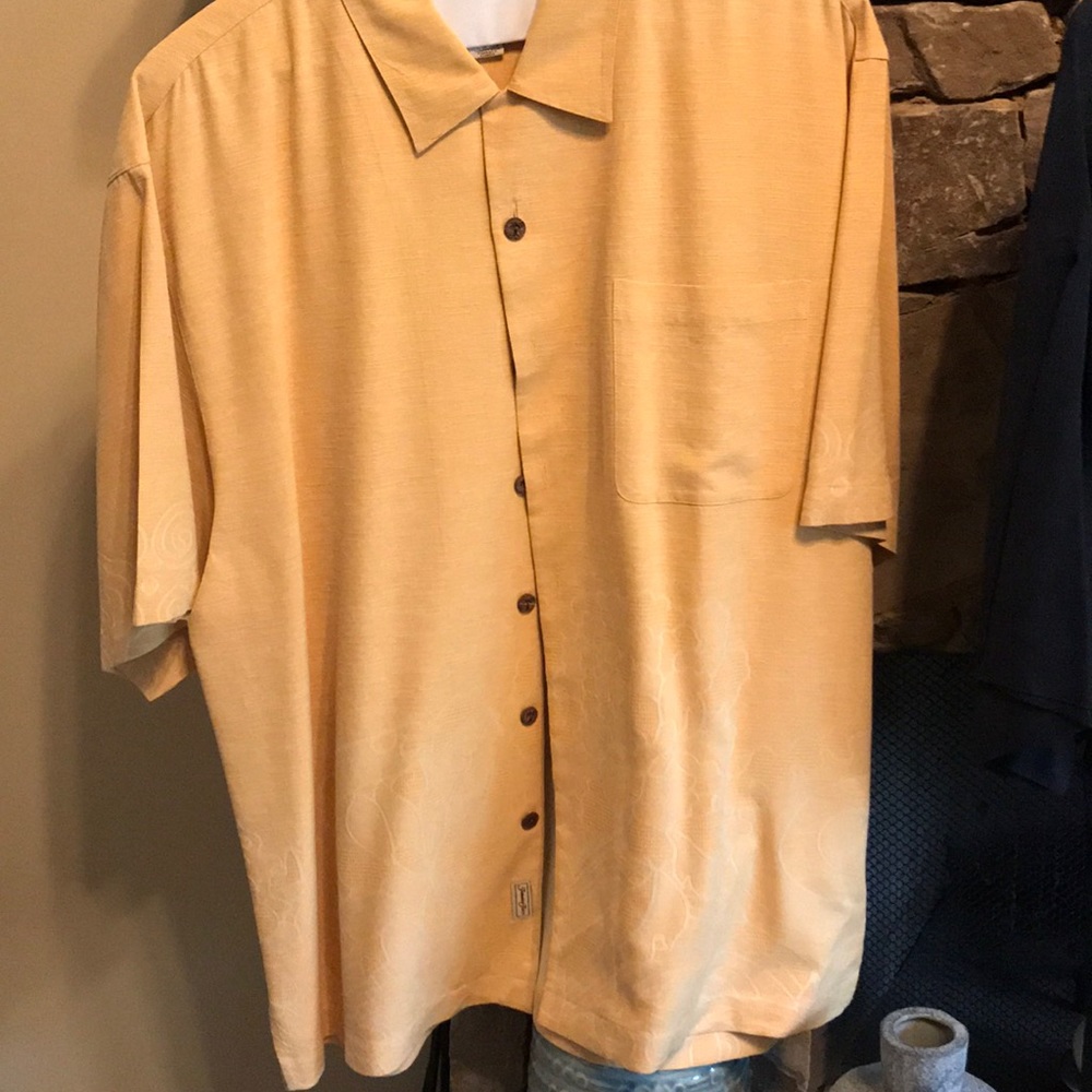 Short-sleeve dress shirt